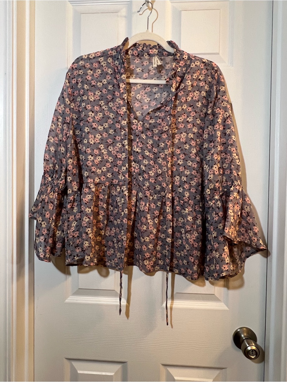 🦋 NWOT light blue moon orchid Pink Floral Ruffle Tie-Neck Blouse size xlarge